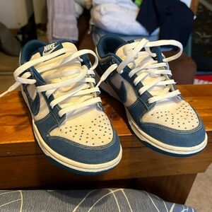 Nike dunks size 8.5